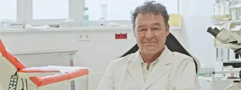 Dr. Willeit blickt zufrieden in die Kamera
