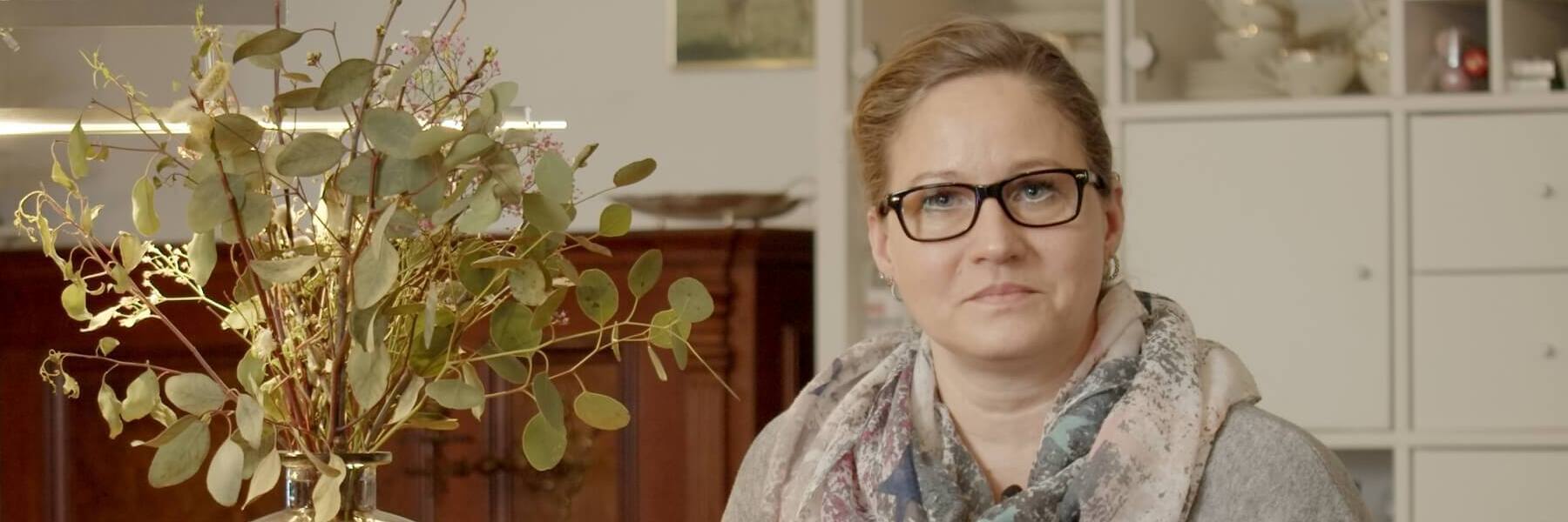 Steffi Heinze blickt zufrieden in die Kamera