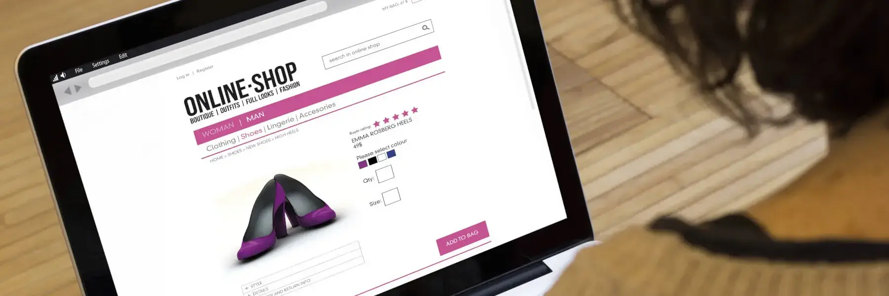 Eine Kundin besucht einen Online-Shop auf ihrem Notebook