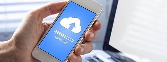 Auf einem Smartphone sieht man einen Datenupload in die Cloud