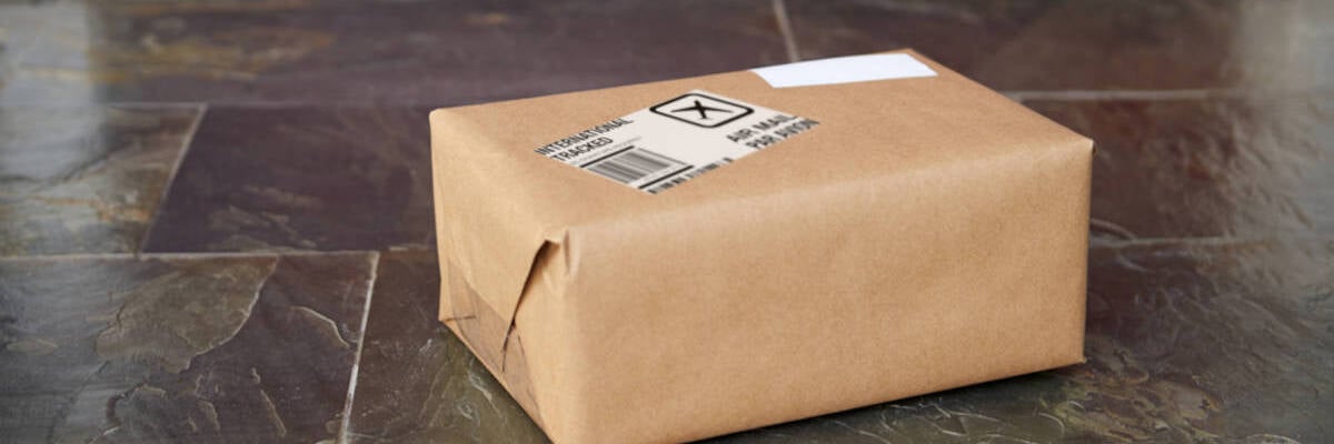 Ein Paket liegt vor der Tür