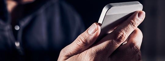 Eine Hand hält ein Smartphone