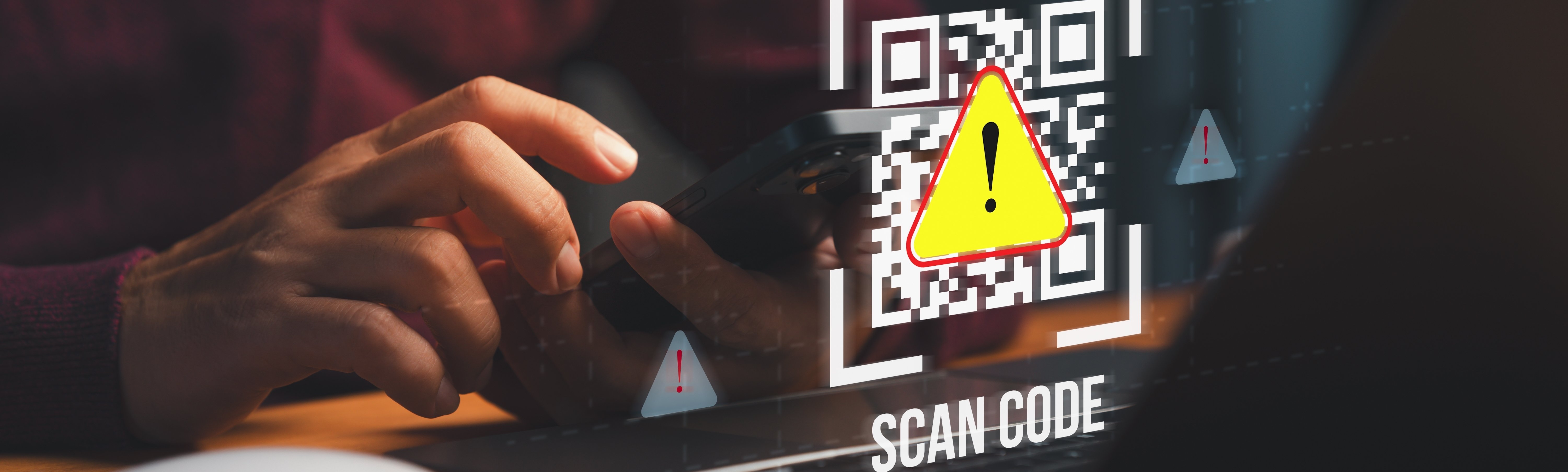 Ein QR Code mit einer Warnung und der Aufforderung Scan Code schwebt über einer Tastatur