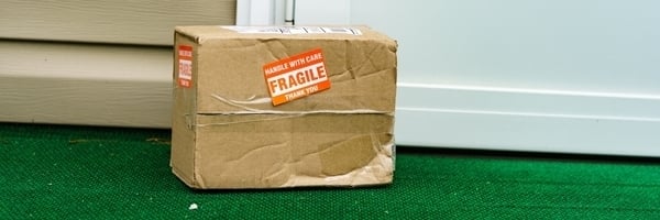 Ein leicht demoliertes Paket mit 