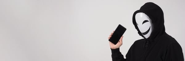 Ein anonymer Mensch mit Maske und Telefon